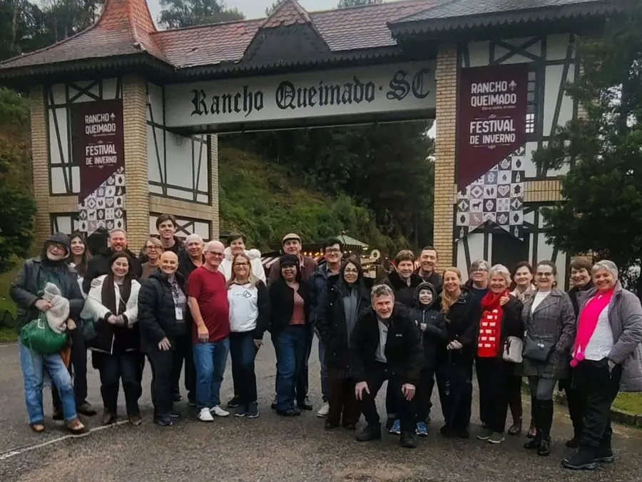 Grupo da Pomerode Viagens no pórtico de Rancho Queimado/SC