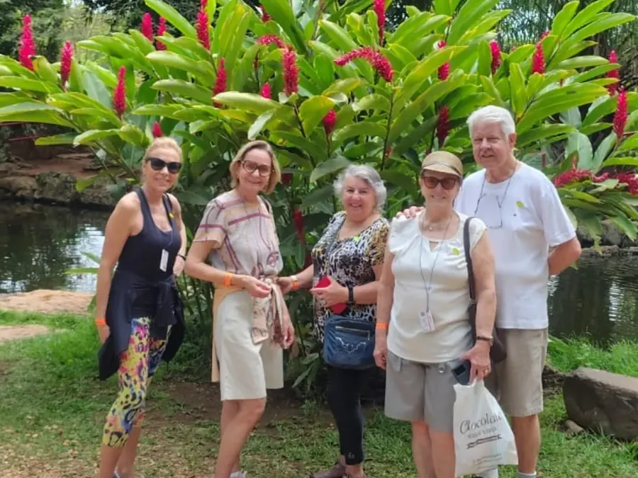 Grupo de viajantes em um jardim em Caldas Novas/GO