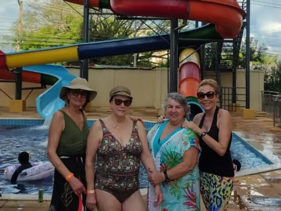 Grupo de viajantes no parque aquático em Caldas Novas/GO