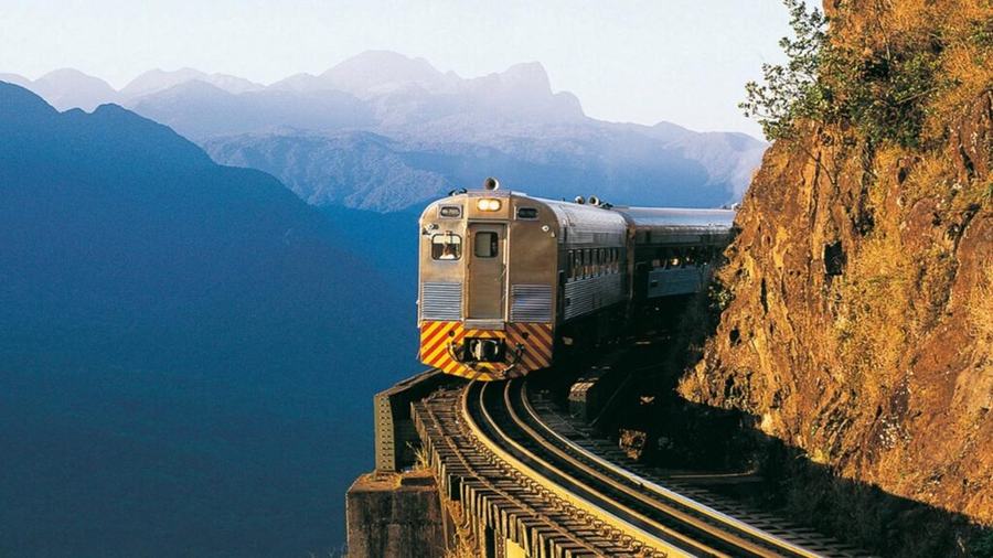 Trem da Serra do Mar chegando em Morretes/PR